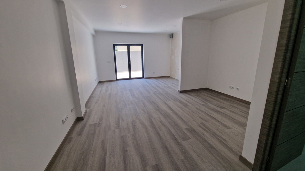 Sala de estar ampla e luminosa